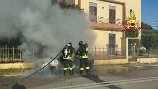 Porto San Giorgio - Paura per un’auto in fiamme
